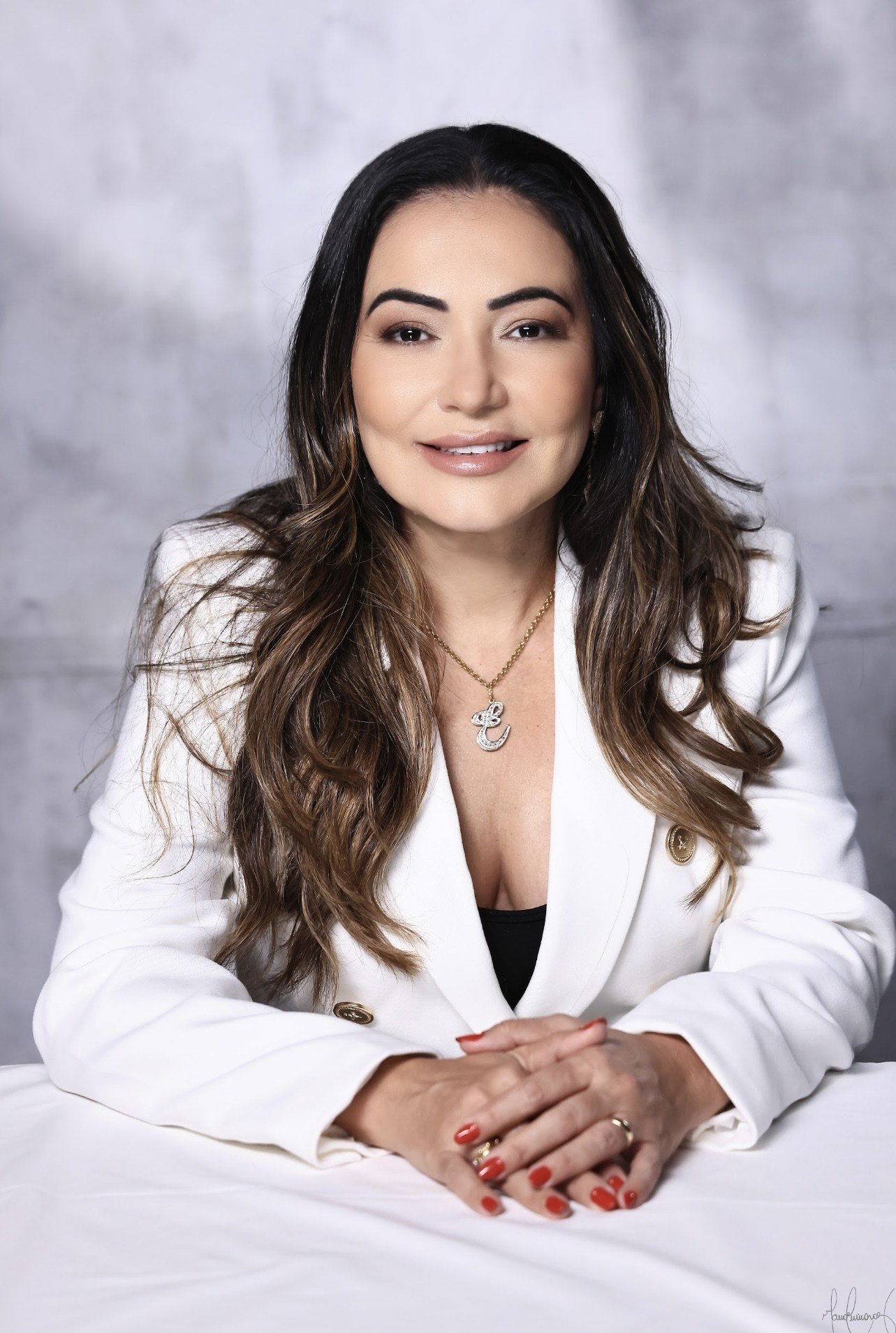 Dra. Éveli Galdioli, de jaleco branco